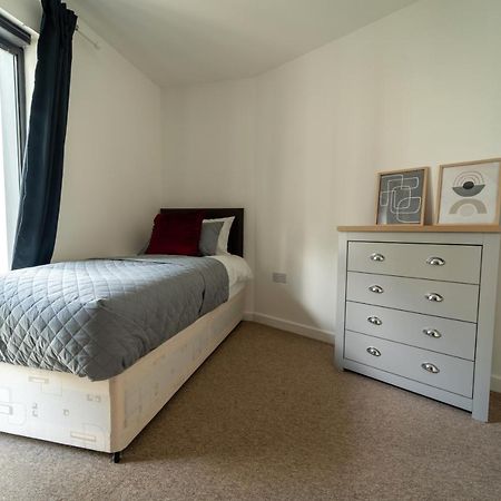 Spacious Apartment In Woking Town Centre エクステリア 写真