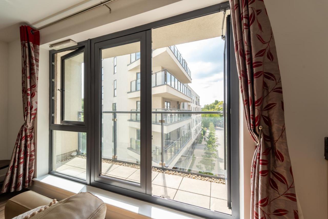 Spacious Apartment In Woking Town Centre エクステリア 写真