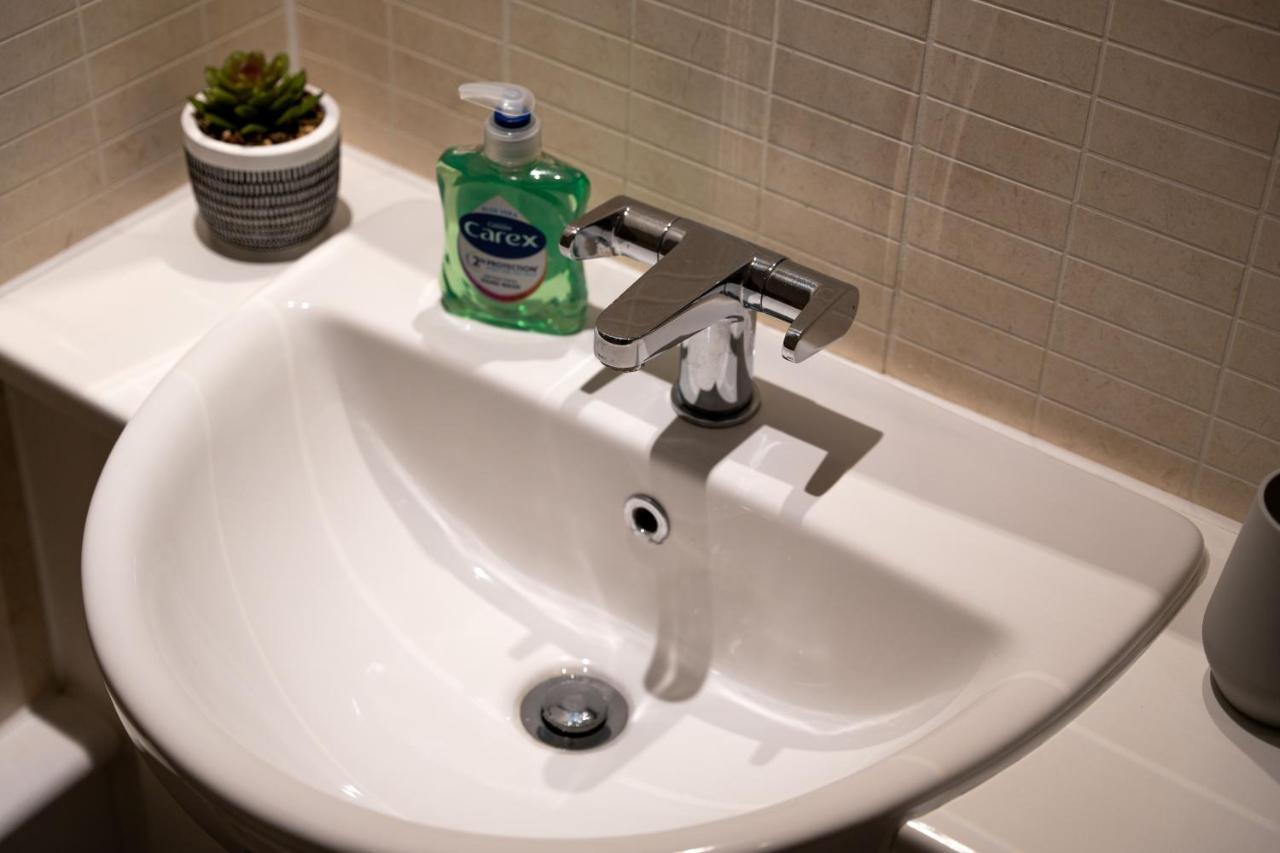 Spacious Apartment In Woking Town Centre エクステリア 写真