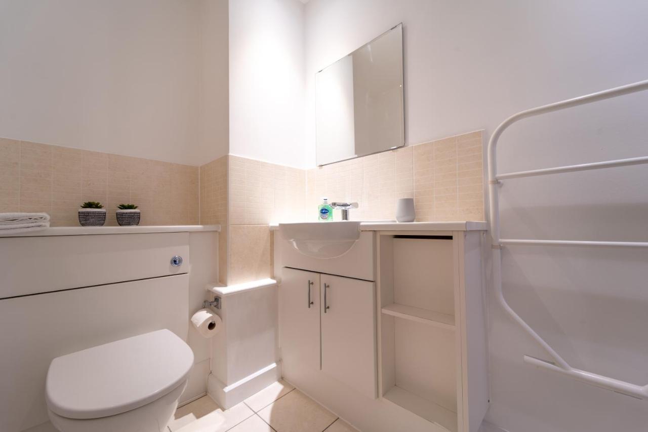 Spacious Apartment In Woking Town Centre エクステリア 写真