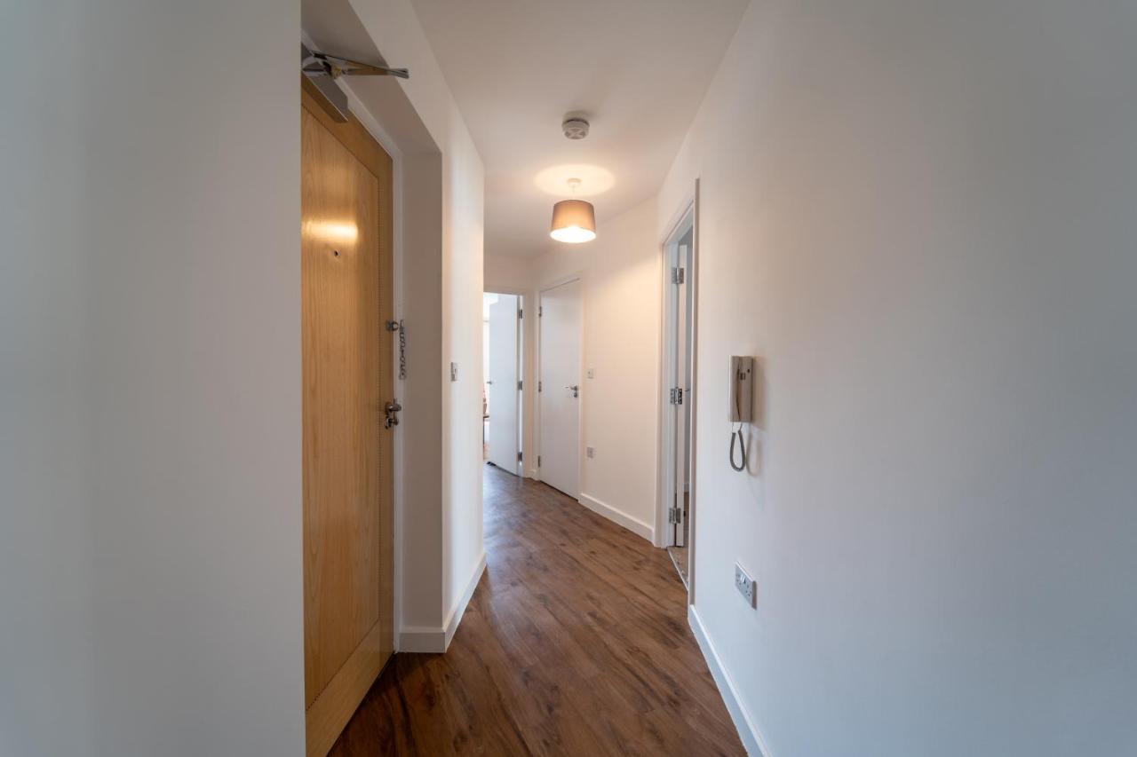 Spacious Apartment In Woking Town Centre エクステリア 写真